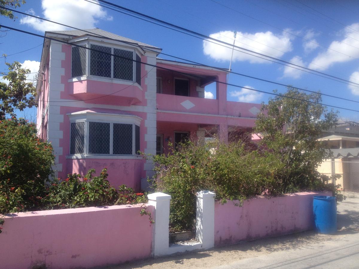 Da Pink And White Castle Bed & Breakfast *
