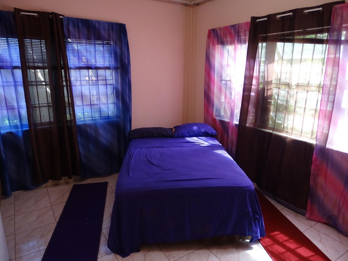 Da Pink And White Castle Bed & Breakfast