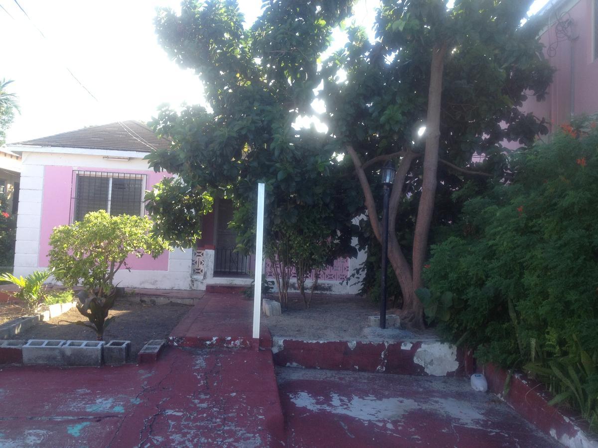 Da Pink And White Castle Bed & Breakfast *