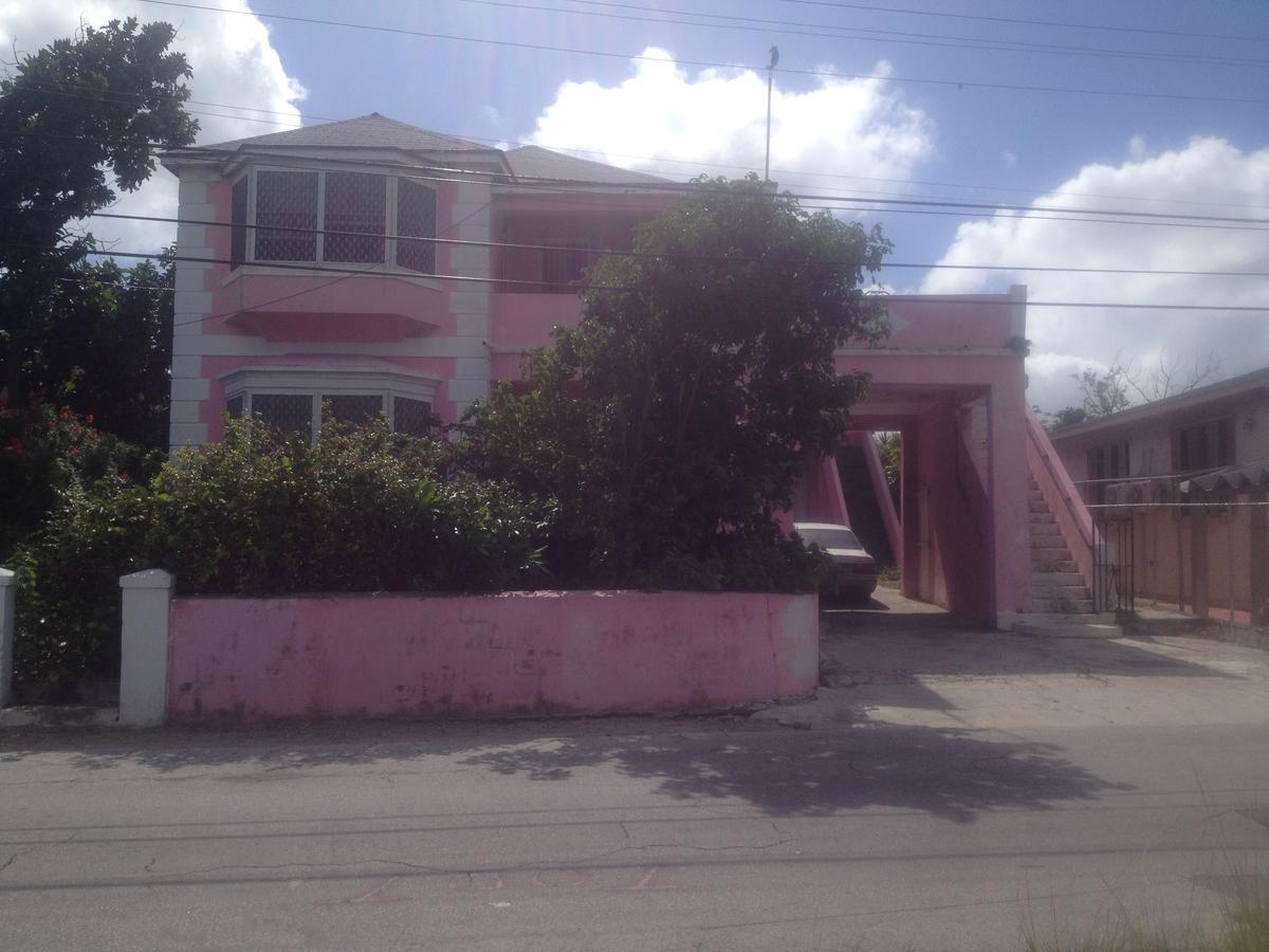 Da Pink And White Castle Bed & Breakfast