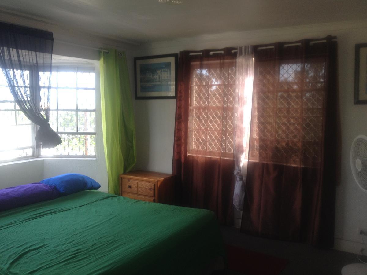 Da Pink And White Castle Bed & Breakfast